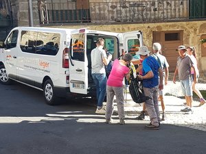 Eux à pied et leurs affaires en voiture : la Malle postale, l'autre bâton du pèlerin sur les chemins de Saint-Jacques