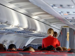 Elle prend l'avion à Bruxelles pour l'Espagne, accouche en plein vol, et se retrouve avec sa petite fille à la maternité du CHU de Limoges