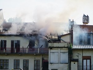 Aveyron : un appartement s'embrase sous les toits au coeur de Decazeville