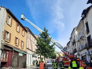 Un appartement sous les toits s'embrase à Decazeville : un ancien pompier grimpe sur le balcon et évacue les occupants