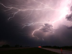 CARTE. Météo : les orages font encore la loi, 43 départements de France sont en vigilance jaune ce lundi
