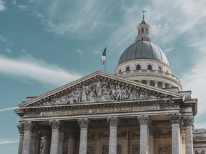 Désespérée par l'incompréhension de son orientation sexuelle, une adolescente se tue en sautant du toit du Panthéon
