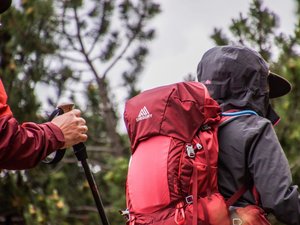 Parti randonner avec ses amis, il se retrouve coincé à 4 mètres de hauteur après une chute et doit être secouru par les airs