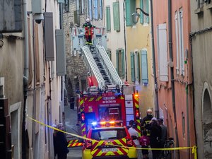 Un feu se déclare dans un logement en travaux dans le centre-ville de Millau, les pompiers réussissent à le maîtriser et à éviter la propagation