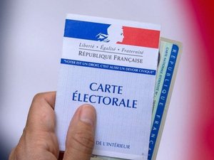Emmanuel Macron sur TF1 ce mardi soir : alors que l'hypothèse d'un référendum revient avec insistance, à quand remonte la dernière consultation de ce genre en France ?