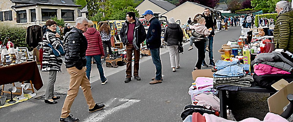 Saint Geniez d'Olt et d'Aubrac. Le vide-greniers de Sainte-Marie  ne s’est pas laissé décourager par la pluie