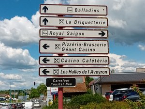 Restaurants inexacts, commerces qui n'existent plus... Ce panneau près de Rodez qui a besoin d'une mise depuis plus de 10 ans