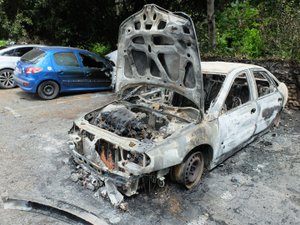 Des véhicules puis des trottinettes incendiés dans la nuit à Millau, une enquête ouverte