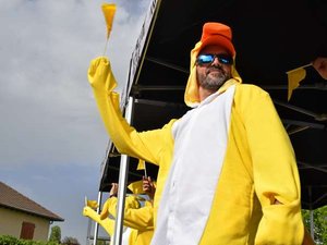 Rassemblements de Schtroumpf, danse des canards, cordée de chaussettes géante... Ces communes courent après les records du monde insolites