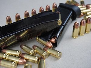 Une mère achète des munitions à son fils qui planifiait une tuerie dans son école : la grand-mère donne l'alerte à temps pour éviter le massacre