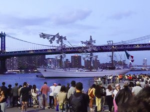 VIDEO. Au moins deux morts et des blessés : un navire de la marine mexicaine a percuté le pont de Brooklyn à New-York