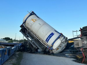 EN IMAGES. Une cuve contenant 30 000 litres de vin blanc menace de se déverser à proximité de l'A9 : opération délicate pour les secours