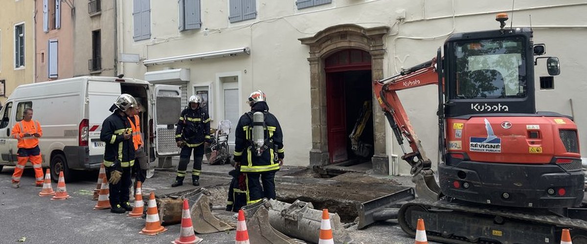 Un marteau-piqueur touche une conduite de gaz sur un chantier dans le centre-ville de Millau