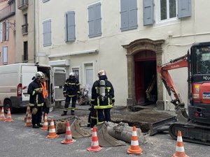 Un marteau-piqueur touche une conduite de gaz sur un chantier dans le centre-ville de Millau