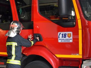Le dépôt des services techniques de la mairie d'une commune de l'Aveyron touché par un incendie : la foudre pourrait être à l'origine du sinistre