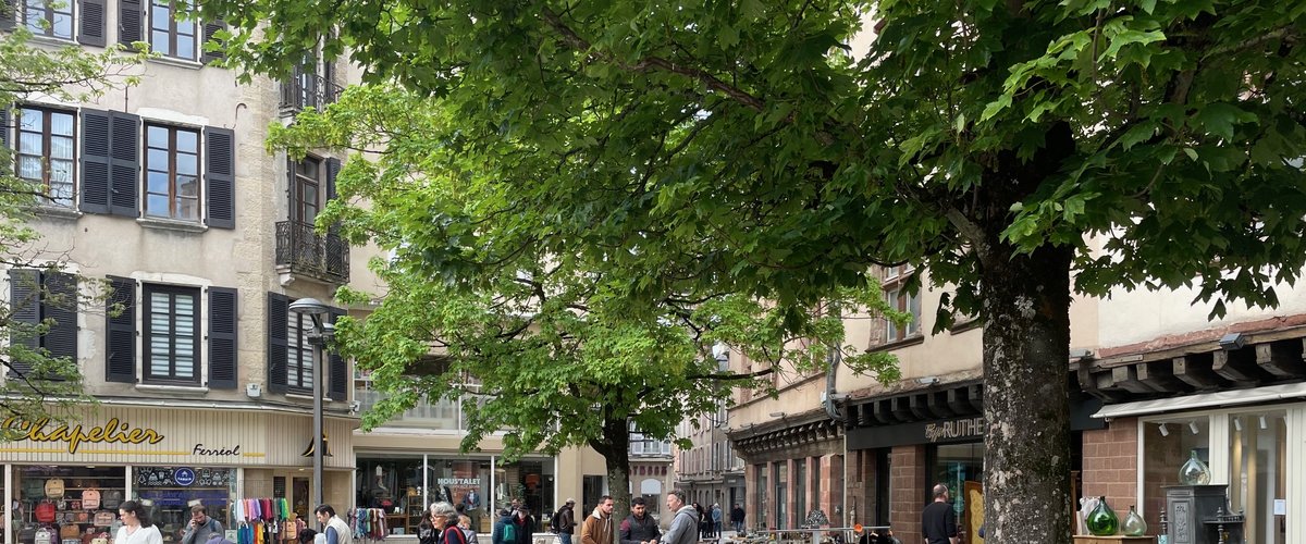 Le plaisir de la brocante passe avant tout : à Rodez, la place du Bourg, le rendez-vous des chineurs au retour des beaux jours