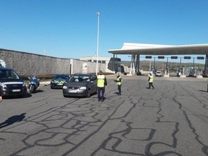 A75 : stupéfiants, permis de conduire et terminal de paiement d'un taxi non conformes, défaut d'assurance : plusieurs infractions relevées au Viaduc de Millau