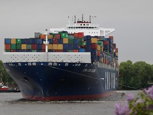 Un porte-conteneurs de 135 m se dirige à pleine vitesse vers la terre et s'échoue dans son jardin à quelques mètres de sa maison