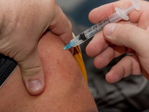 Vaccination : effectuer les rappels dans le même bras améliore-t-il la réponse immunitaire ?