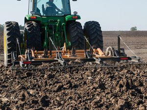 Coincé pendant plus de six heures sous son tracteur parti à la renverse, il doit son salut à un voisin qui l'entend crier
