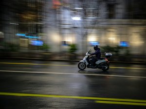 Un scooter percute un cycliste et deux piétons et prend la fuite, un mort et deux blessés graves