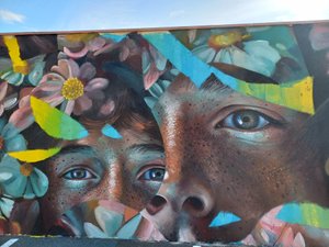 L'ouest de l'Aveyron repousse toujours les murs : la fresque de Koga One imprime sa marque à Viviez