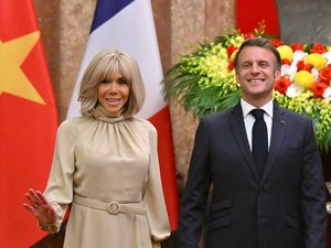 VIDEO. Emmanuel Macron frappé au visage par sa femme lors de l'arrivée du couple au Vietnam ? L'Elysée répond