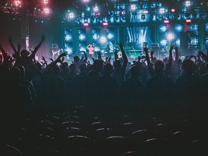 Concert de Jul au Vélodrome : il se fait voler des places qu'il était en train de vendre et pourchasse le voleur sur l'autoroute