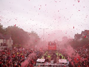 VIDEO. Une voiture fonce dans la foule des supporters de Liverpool : sous l'emprise de drogues, l'automobiliste échappe au lynchage