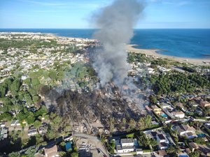 EN IMAGES. Incendie au camping : 500 touristes évacués, une vingtaine de mobil-homes partent en fumée au Cap d'Agde