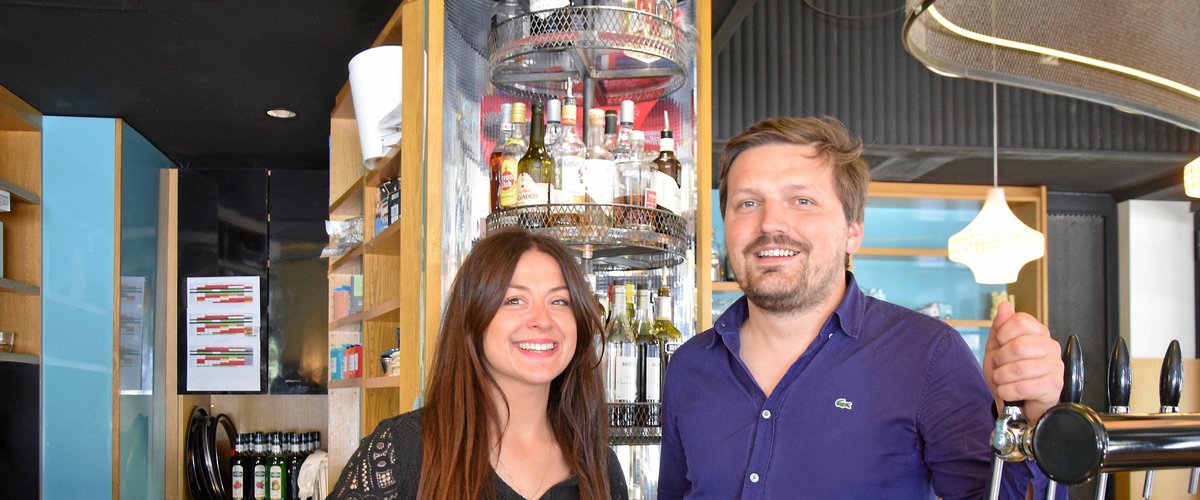 C’est sûr qu’on ne s’imaginait pas tout ça en arrivant ici… À Rodez, Angy et Pierre disent au revoir à la brasserie la Compagnie