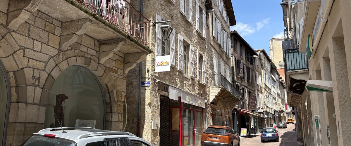 Trop de véhicules, 50 minutes pour trouver une place, plus agréable pour les piétons : la voiture est-elle de trop à Villefranche-de-Rouergue ?