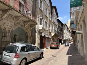 "Trop de véhicules", "50 minutes pour trouver une place", "plus agréable pour les piétons" : la voiture est-elle de trop à Villefranche-de-Rouergue ?