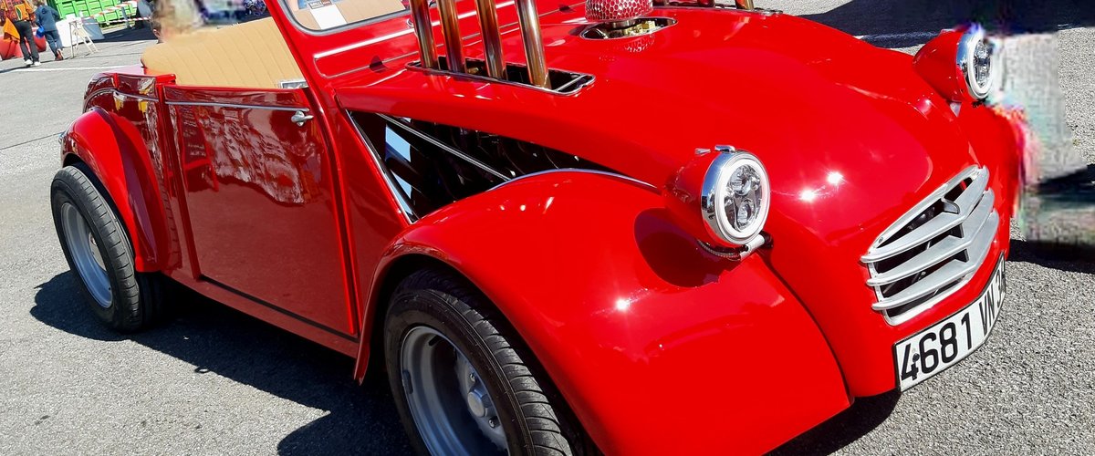 VIDEO. Elle l'a fait ! Cette 2CV au moteur V8 représentant l'Aveyron va-t-elle gagner les 24 Heures du Mans ?