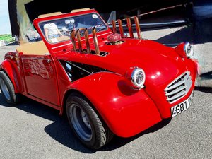 VIDEO. Elle l'a fait ! Cette 2CV au moteur V8 représentant l'Aveyron va-t-elle 