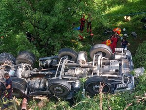 Un poids lourd de 32 tonnes se renverse dans un ravin aux portes de l'Aveyron, son conducteur héliporté vers Millau
