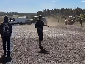 VIDEOS. Camionnette retournée, jets de projectiles, course-poursuite : une rave party illégale s'installe en Lozère, les agriculteurs s'interposent