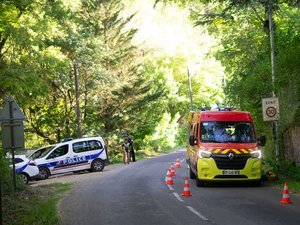 Ce cycliste de l'Aveyron qui roulait trop vite percute une voiture et finit sa course à l'hôpital