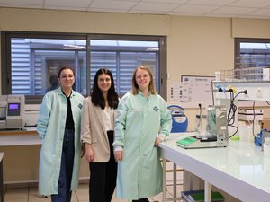 Le travail en laboratoire, un maillon capital de la filière roquefort : pourquoi ces trois jeunes femmes ont un rôle crucial