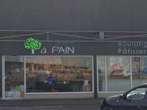 "Au lieu de freiner, il a accéléré" : en voulant se garer, un homme de 75 ans perd le contrôle et fonce dans la boulangerie, sept blessés dont deux graves