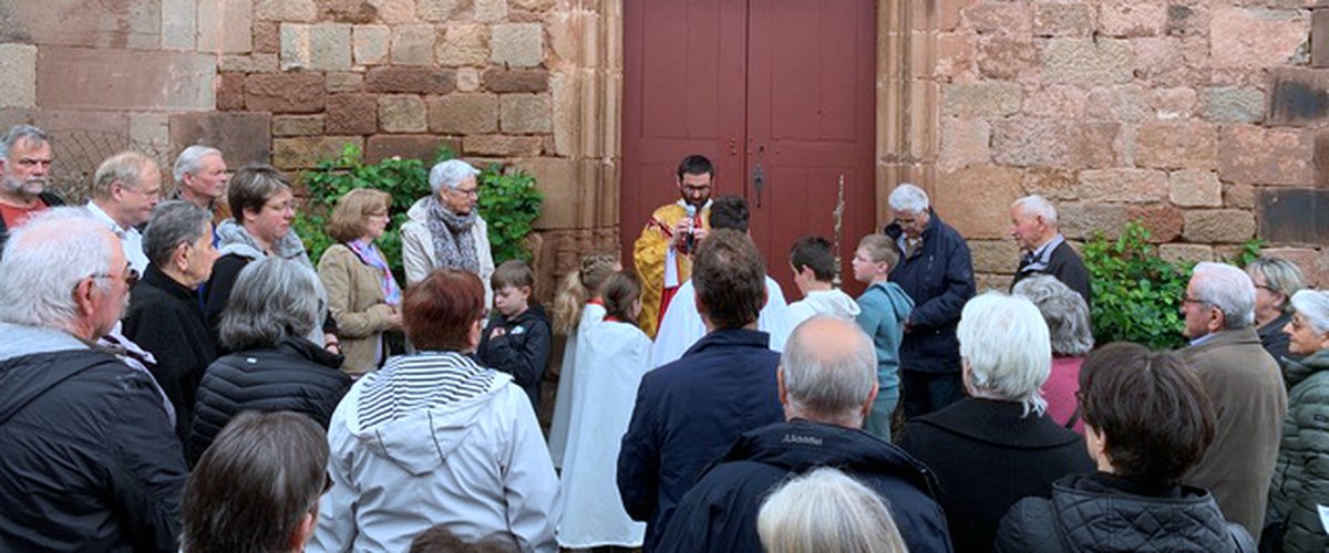 Nauviale. La nouvelle porte de l’église de Combret fabriquée par un artisan local