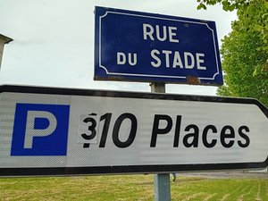 Rêve-t-on d'un plus grand parking dans cette ville de l'Aveyron ? On a rajouté 200 places sur son panneau !