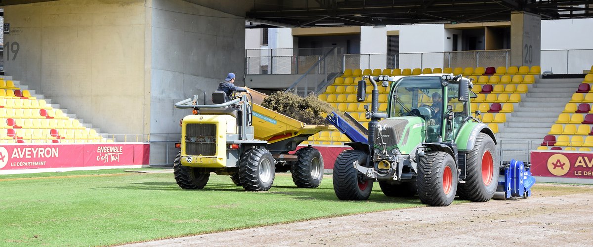 Nouvelle pelouse, dernière tribune en cours d’achèvement… la fin de chantier se profile au stade Paul-Lignon de Rodez