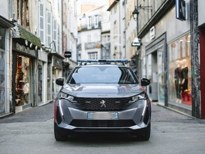 Il venait faire un stage de conduite en ville : sans permis, ivre et drogué, il fait des dérapages sur une place puis prend la fuite en rase campagne