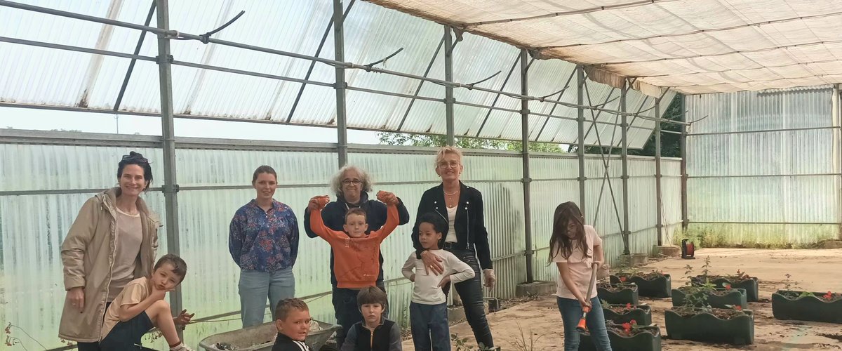 Laissac-Sévérac l'Église. Des jeunes du DITEP de Grèzes participent au fleurissement du village