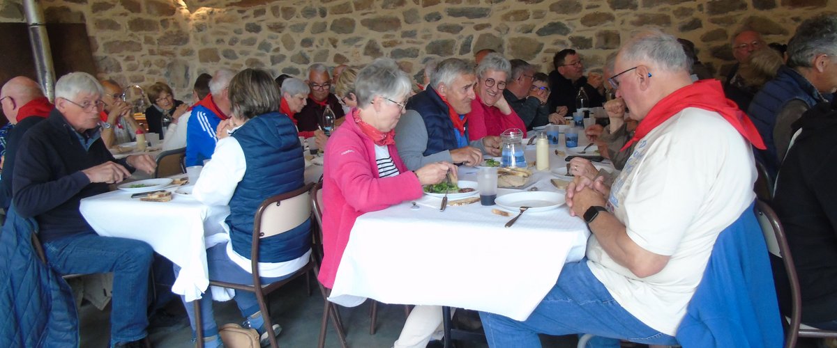 Pause gourmande lors de la journée découverte d’un élevage aubrac