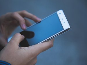 Quelle est la raison pour laquelle il vaut mieux attendre le 20 juin 2025 pour acheter un nouveau smartphone ?