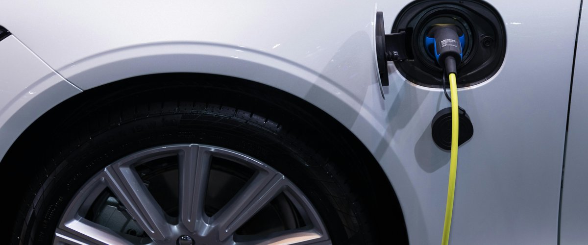 Une voiture électrique en charge dans un garage prend feu : pourquoi les sapeurs-pompiers l’ont-ils immergée ?
