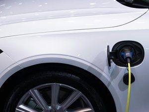 Une voiture électrique en charge dans un garage prend feu : pourquoi les sapeurs-pompiers l'ont-ils immergée ?