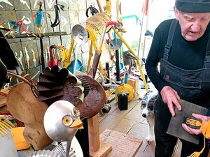 Vous avez peut-être déjà croisé ses créations en Aveyron : Pierre Prévost donne vie à des animaux et des personnages avec des objets récupérés